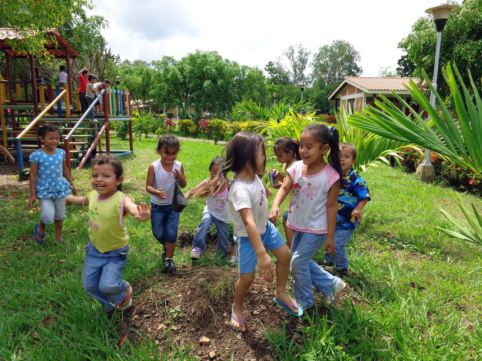 Vergnügte Kinder auf einem Spielplatz in Leon.jpg